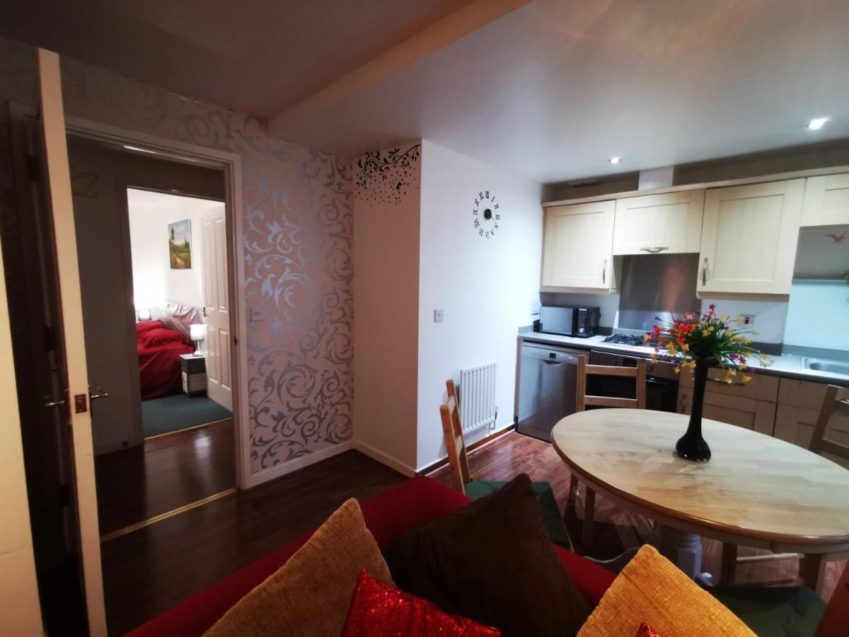 London 2 Bed 2 Bath Apartment Holiday Home - Free Parking - 3Min Walk To The Train Station - 19Min To London Liverpool Street 5Min To Victoria Line 1Gb Broadband Super Fast Internet Ground Floor 100S Of Shops Restaurants Bakeries 24-Hour Asda Superst Екстер'єр фото